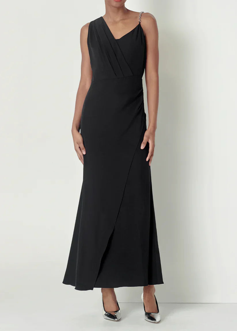 "Less is More": How Minimalist Aesthetics Help Women Find Freedom in Dressing